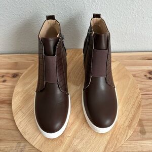 Journee Collection Womens Clara Wedge Sneaker like new